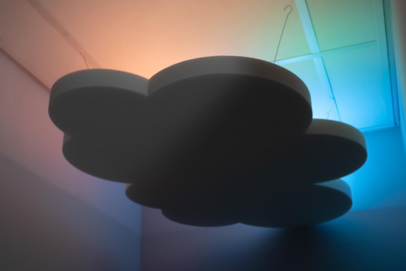 Nuage acoustique avec lumières sensorielles colorées