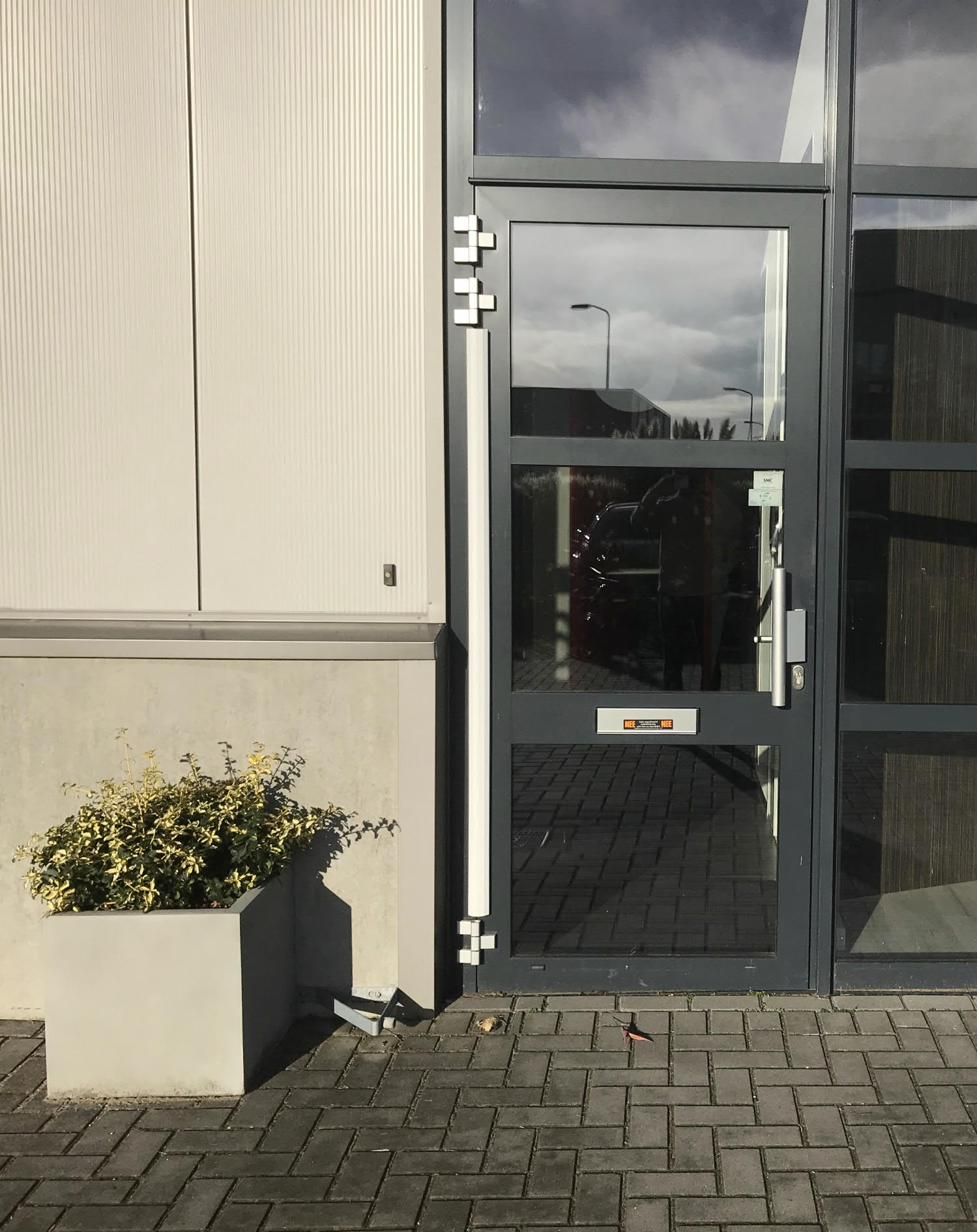 Anti-pince-doigts Finger Alert Pro sur la porte d'entrée d'une crèche