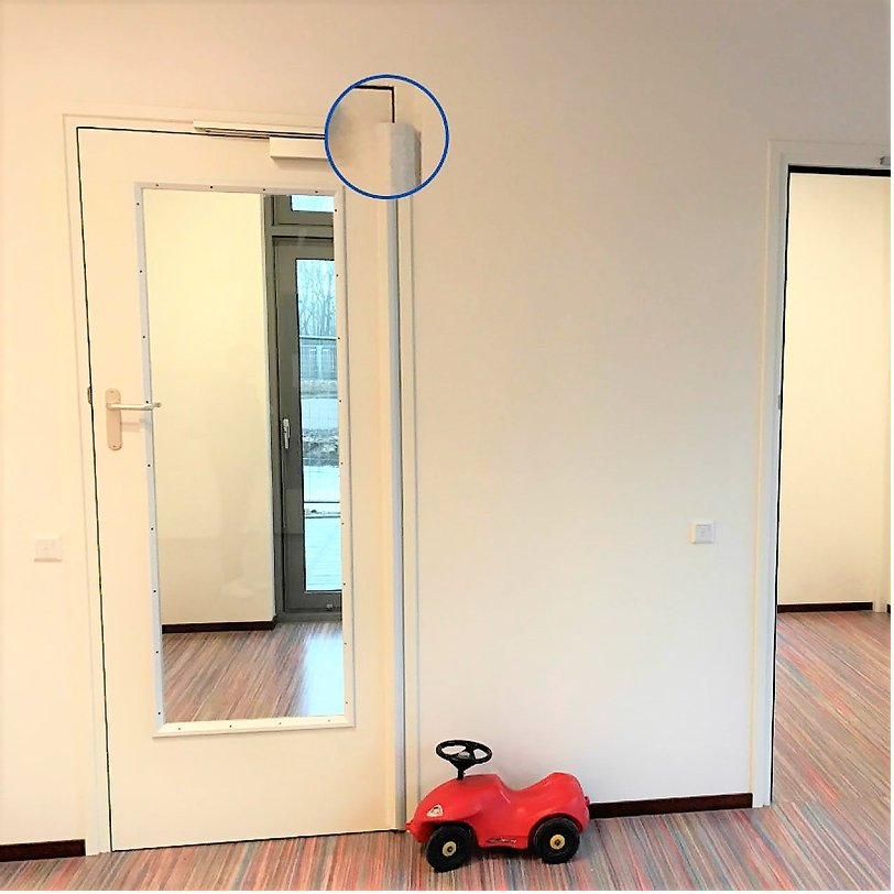 Anti-pince-doigts posé sur une porte de crèche