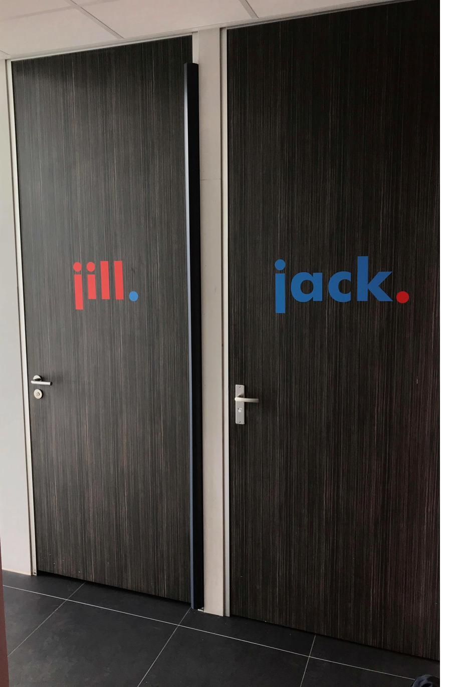 Anti-pince-doigts anthracite sur la porte des toilettes enfants d'une crèche