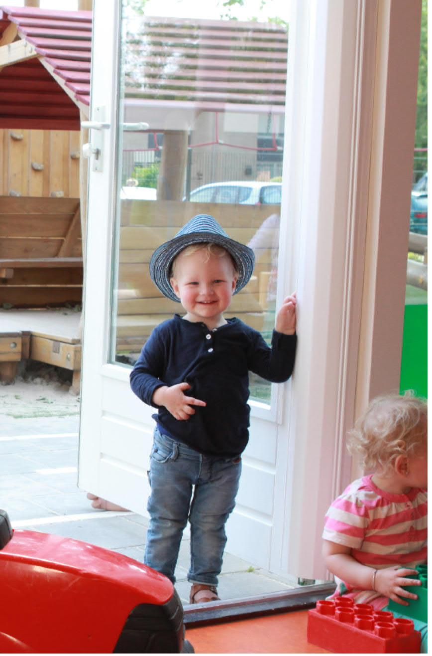 Enfant devant une porte équipée d'un Finger Alert Pro