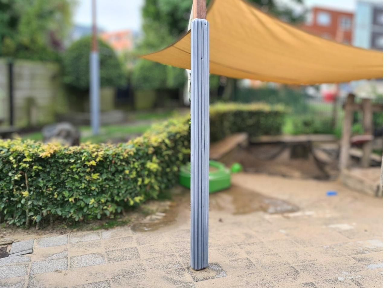 Protections de poteaux Pillar Wall Guard bleues dans une cour de crèche